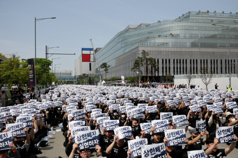At Samsung, the global AI boom spurred a looming strike and deep divisions